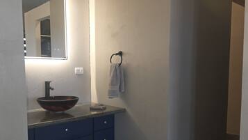Douche, sèche-cheveux, serviettes fournies, papier toilette