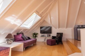 TV - Luxury Eco Apt w/ Pool, Gym & Sauna - Adults only (Wanaka)