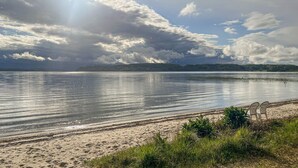 A calm lake with a sandy beach and chairs. - Amazing home in Skanderborg with sauna (Skanderborg)