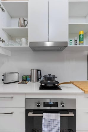 Fridge, microwave, oven, stovetop - Ash Pad Well Connected Stay in Sydneys Inner West (Ashfield)