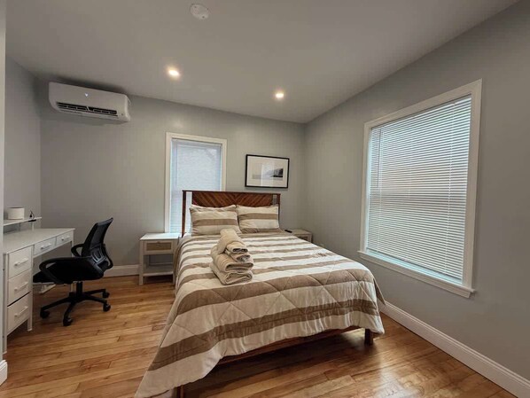 Room - One Bedroom Only a Block from Clark University (Worcester)