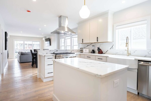 Coffee/tea maker, fridge, microwave, oven - Beautiful and Spacious 4BD Condo in Somerville (Somerville)