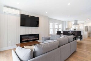 TV, fireplace - Beautiful and Spacious 4BD Condo in Somerville (Somerville)