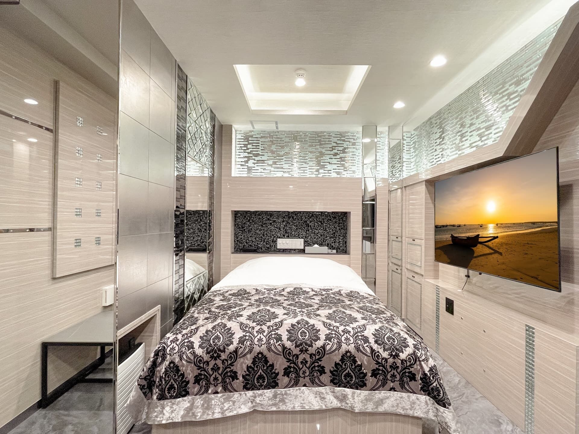 Luxury Double Room, Smoking | WiFi (free), bed sheets