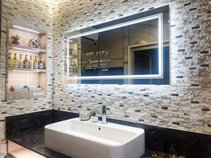Executive Suite, Smoking (Imperial Room (Smoking Allowed)) | Bilik Mandi | Tab mandi dan pancuran berasingan, pengering rambut, selipar 