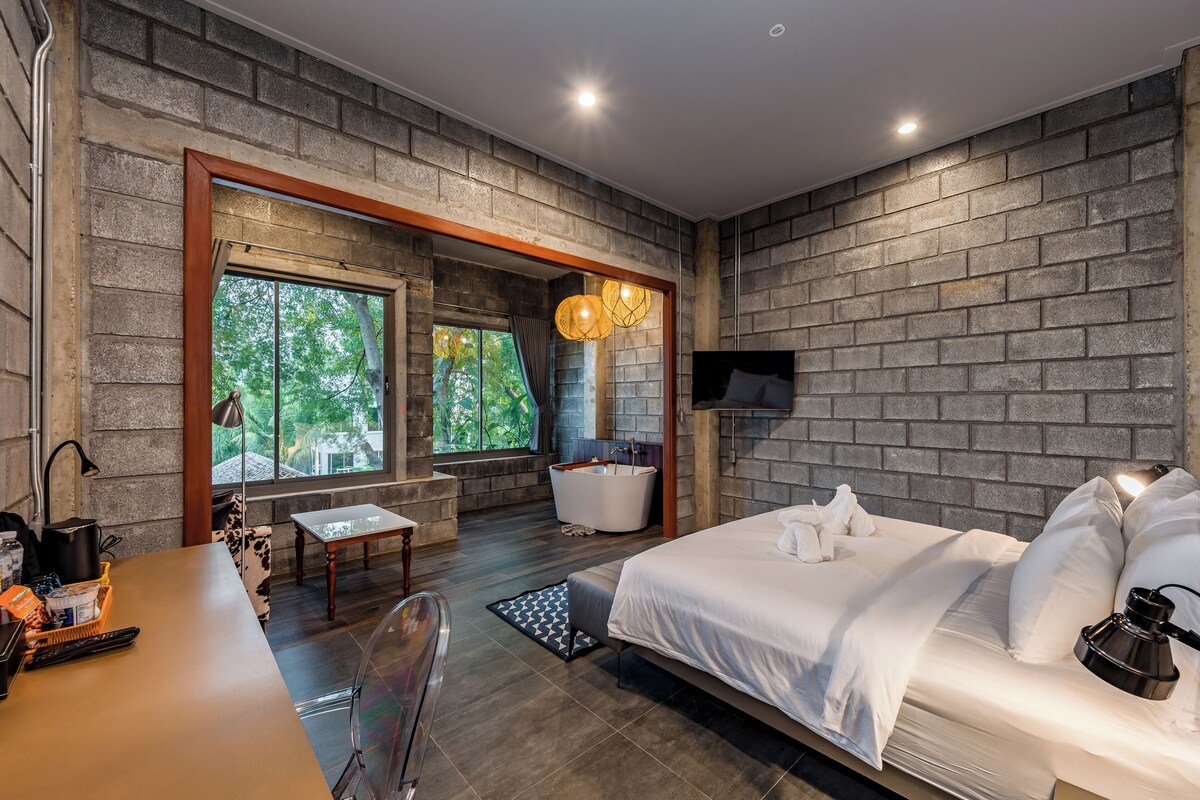 In-room safe, desk, WiFi (free), bed sheets