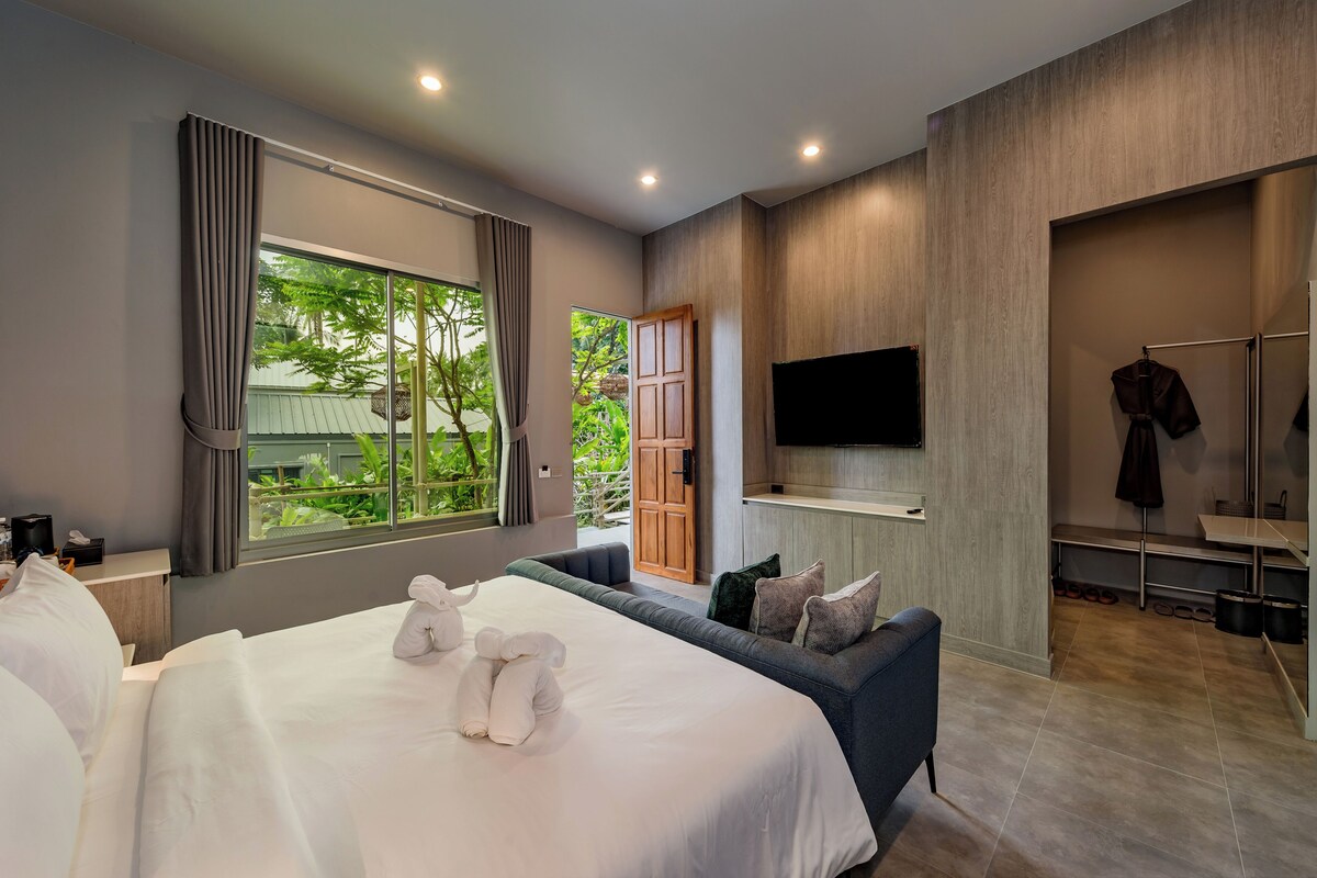 In-room safe, desk, WiFi (free), bed sheets