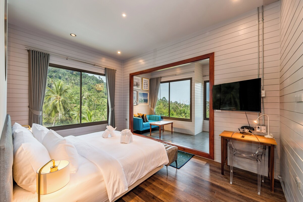 In-room safe, desk, WiFi (free), bed sheets