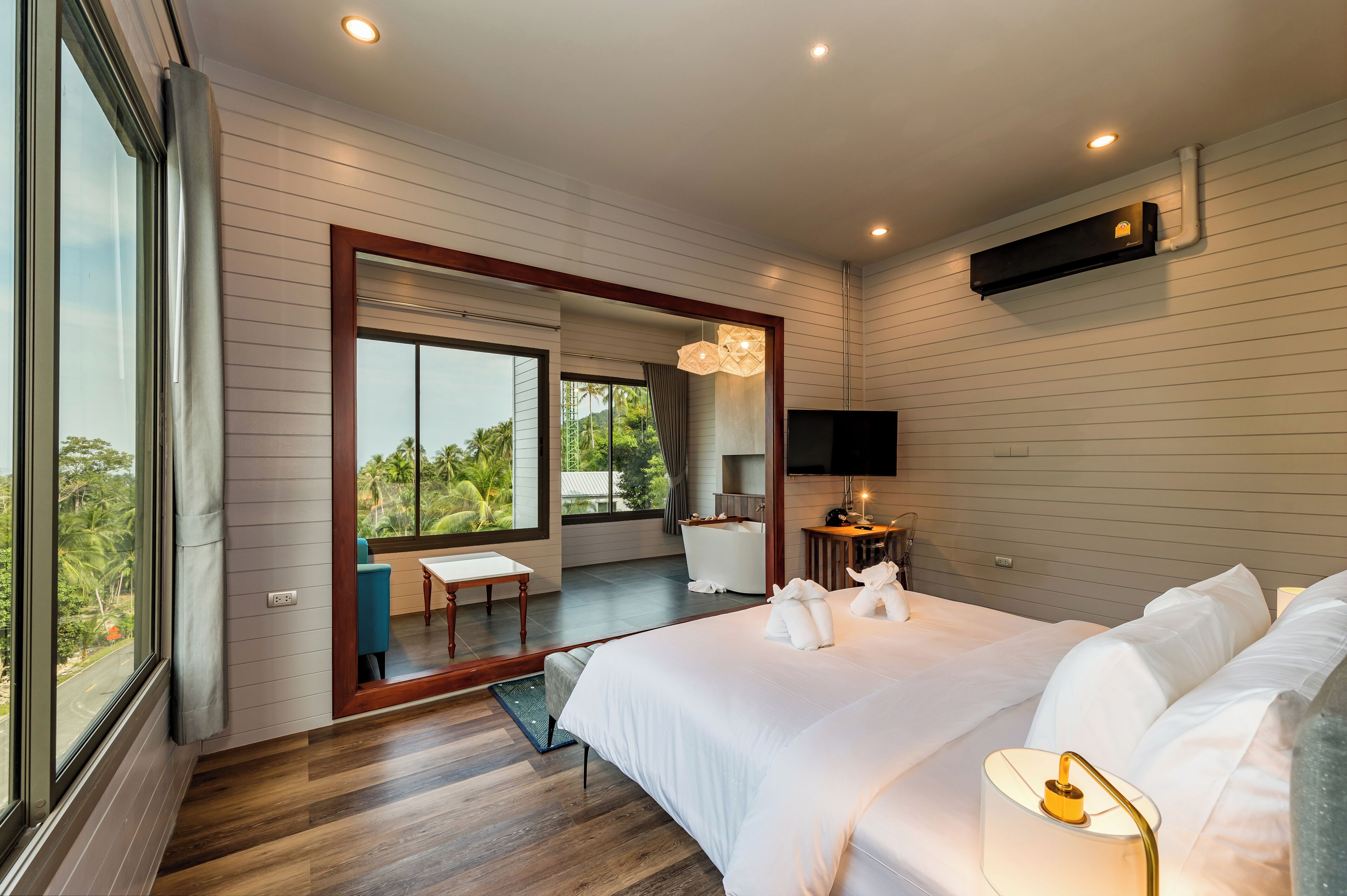 Superior Suite, Sea View | In-room safe, desk, free WiFi, bed sheets