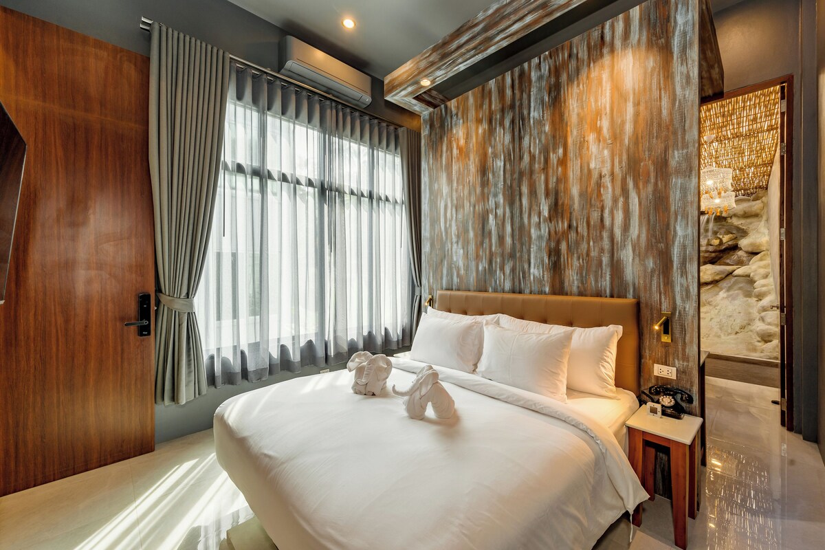 In-room safe, desk, WiFi (free), bed sheets
