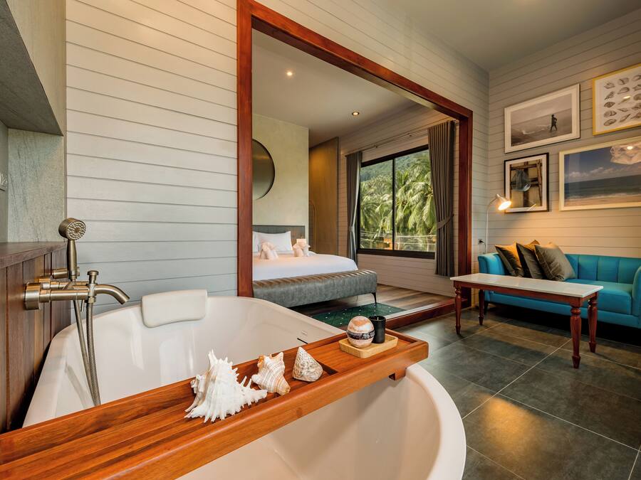Superior Suite, Sea View | In-room safe, desk, WiFi (free), bed sheets