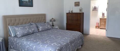3 bedrooms, iron/ironing board, WiFi, bed sheets