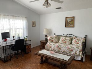 3 bedrooms, iron/ironing board, WiFi, bed sheets - The Country Nook-Rustic Charm & Starry Nights! (Temple)