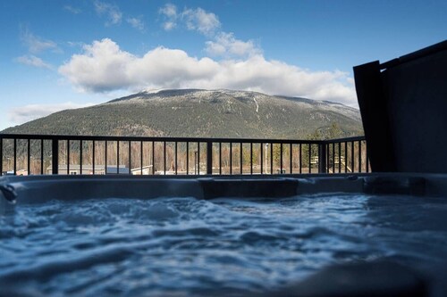 Cabot Peak Retreat w/ private hot tub. Pet-Friendly! 2 minutes from the resort.