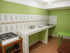 Cookware/dishes/utensils - Posada Rossy (Uyuni)