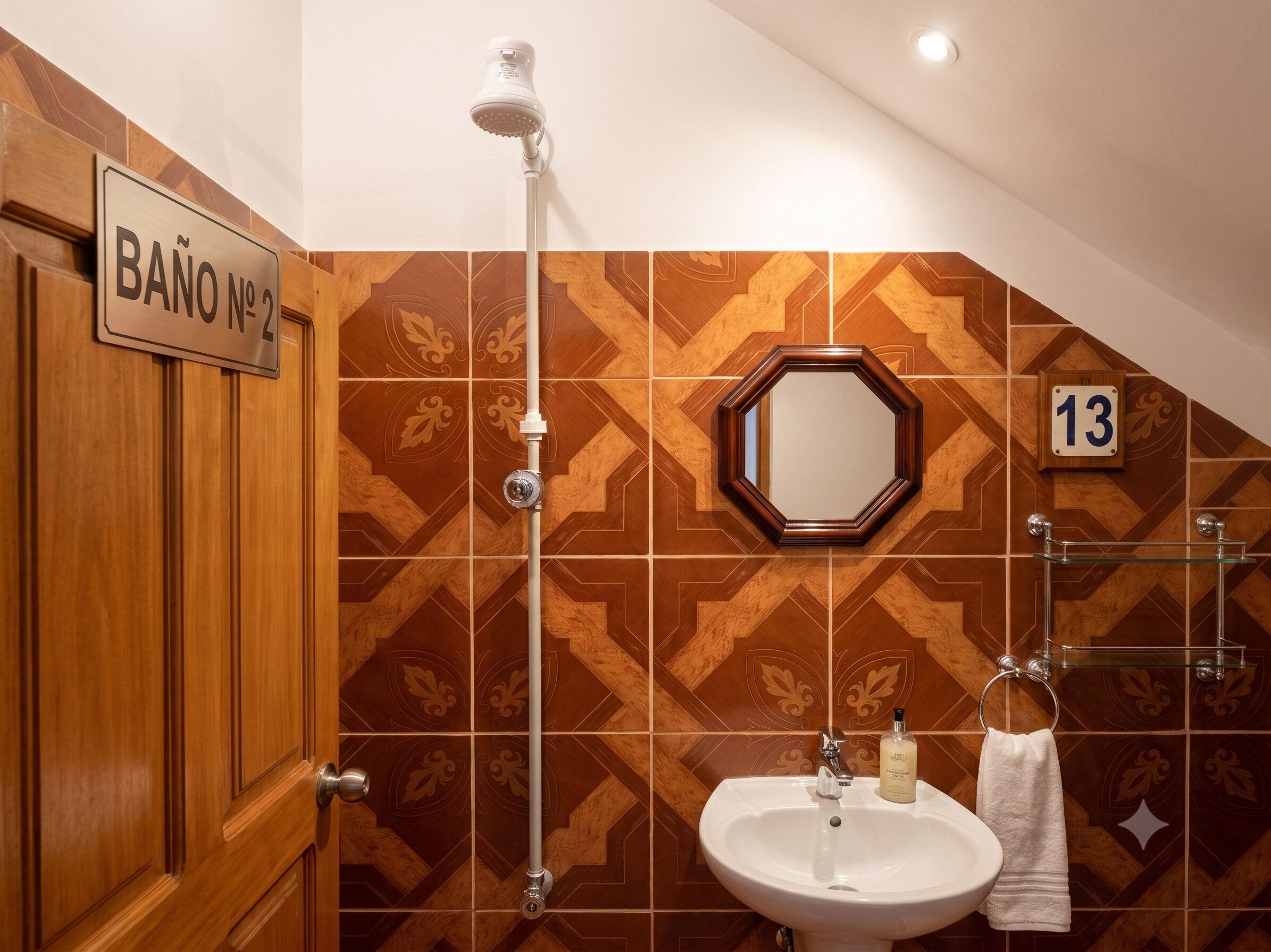 Standard Quadruple Room | Bilik Mandi | Pancuran mandi, kelengkapan dandanan diri percuma, tuala disediakan 