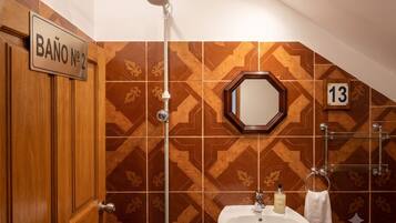 Standard Quadruple Room | Bilik Mandi | Pancuran mandi, kelengkapan dandanan diri percuma, tuala disediakan