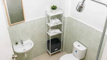 Regadera, amenidades de baño gratuitas, toallas, jabón