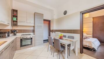 Coffee/tea maker, fridge, microwave, oven