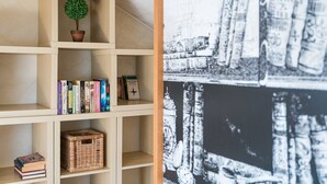 A bookshelf with books and a small potted plant. - GuestReady - Quinta do Outeiro (Anadia)