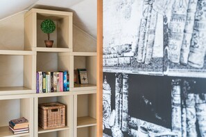 A bookshelf with books and a small potted plant. - GuestReady - Quinta do Outeiro (Anadia)