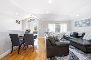 Smart TV - Beautiful and Comfortable 3-bedroom apartment in Springfield Gardens, Queens. (Springfield Gardens)