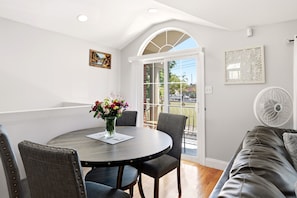 Dining - Beautiful and Comfortable 3-bedroom apartment in Springfield Gardens, Queens. (Springfield Gardens)