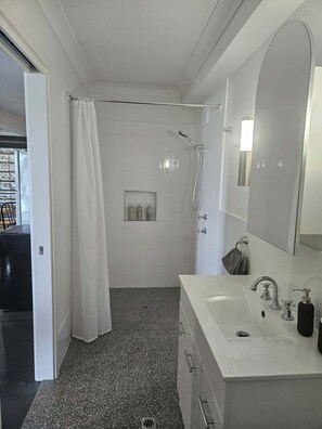 Dusche, Haartrockner, Handtücher, Toilettenpapier