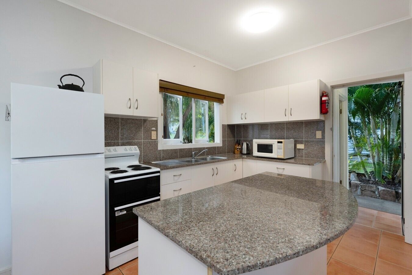 Fridge, oven, cookware/dishes/utensils, kitchen islands