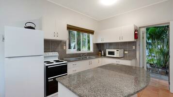 Fridge, oven, cookware/dishes/utensils, kitchen islands