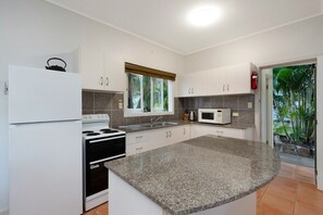 Fridge, oven, cookware/dishes/utensils, kitchen islands - Welcome to Caversham Townhouse (Arcadia)