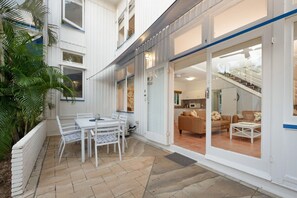 Outdoor dining - Welcome to Caversham Townhouse (Arcadia)
