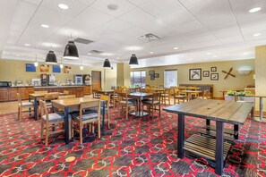 Free daily full breakfast  - Legend Hotel Minot (Minot)