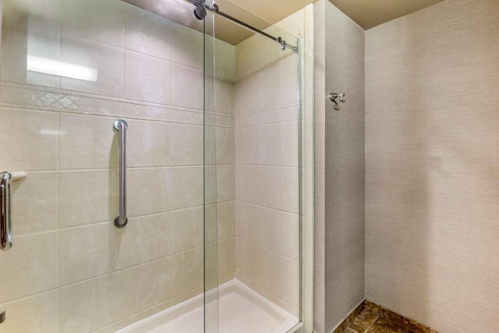 Comfort Room, 2 Queen Beds, Non Smoking | Bathroom | Free toiletries, hair dryer, soap, shampoo