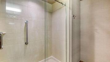 Comfort Room, 2 Queen Beds, Non Smoking | Bathroom | Free toiletries, hair dryer, soap, shampoo