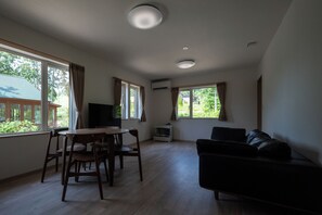 Casa básica, 2 habitaciones, vistas a la ciudad | Zona de estar