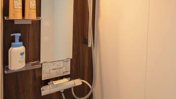 Eenvoudig huis, 2 slaapkamers, uitzicht op de stad | Badkamer