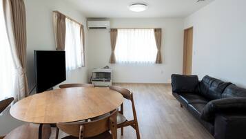 Eenvoudig huis, 2 slaapkamers, uitzicht op de stad | Interieur