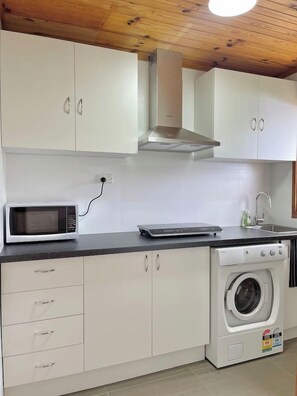 Private kitchen - Orchid Studio with private entrance and yard (Narre Warren)