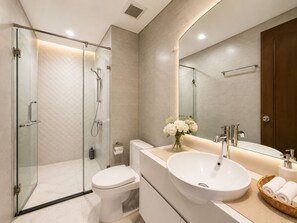 Een haardroger, handdoeken, zeep, toiletpapier