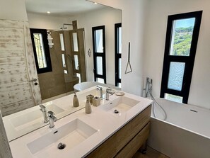 Bathroom - **Beautiful Villa for 10 Guests with Swimming Pool and Sea View in Sainte-Maxime** (STE MAXIME)