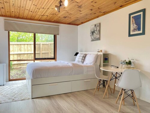 Private Guest Suite near Westfield Shopping  Mall