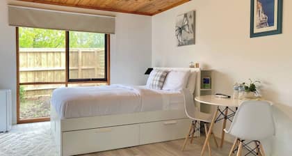 Private Guest Suite near Westfield Shopping Mall