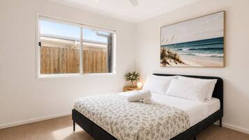4 bedrooms, iron/ironing board, WiFi, bed sheets