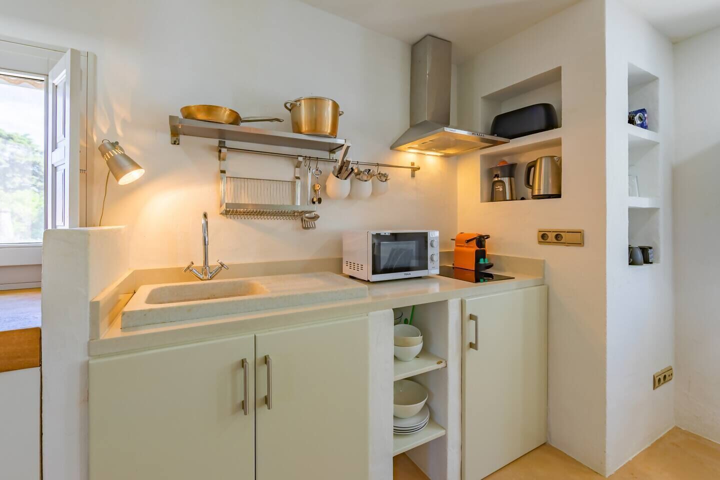 Réfrigérateur, batterie de cuisine, vaisselle et ustensiles