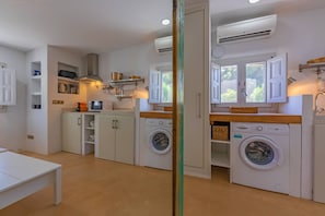 Fridge, cookware/dishes/utensils, dining table - Finca San Mateo, Bungalow 1, Tarifa, Punta Paloma (Tarifa)
