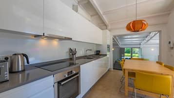 Een koelkast, een magnetron, een oven, een vaatwasser