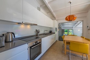Kühlschrank, Mikrowelle, Ofen, Geschirrspüler