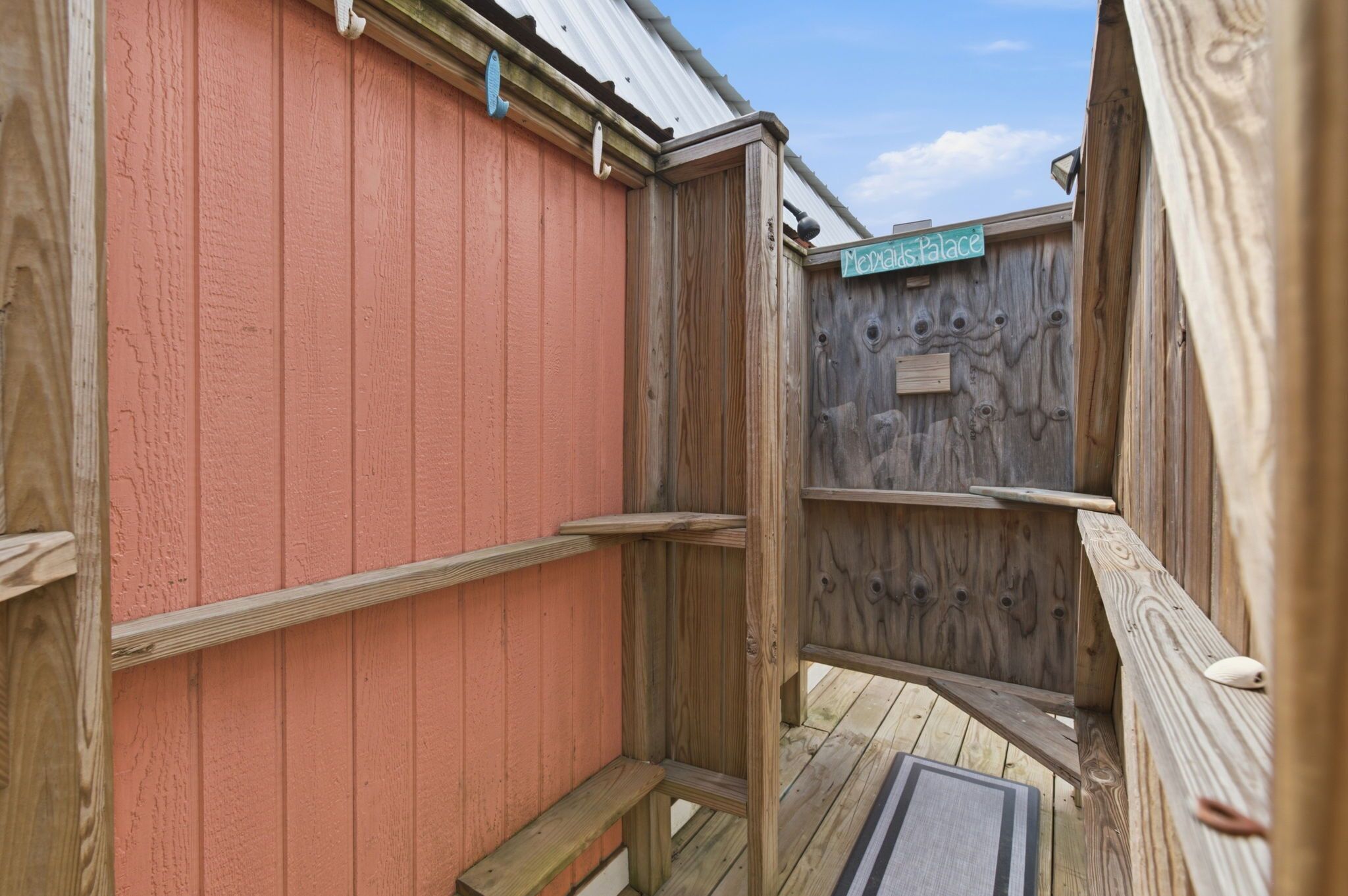 Een houten hek met een bord waarop 'Myrtle's Palace' staat.