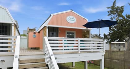Coral Serenade - Charming Tiny Cottage Centrally Located
